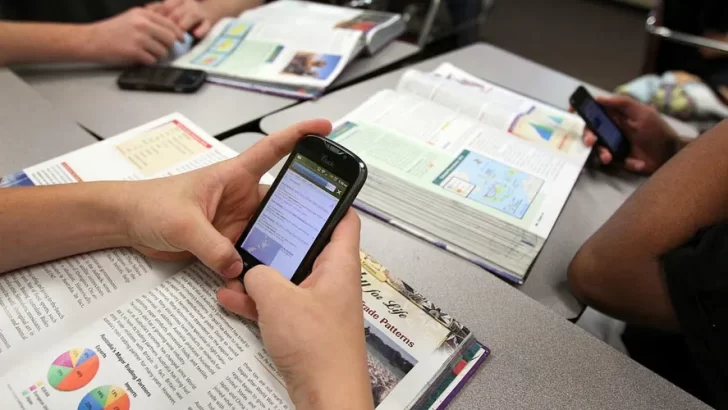 La Provincia de Buenos Aires sostendrá el uso de celulares en las escuelas