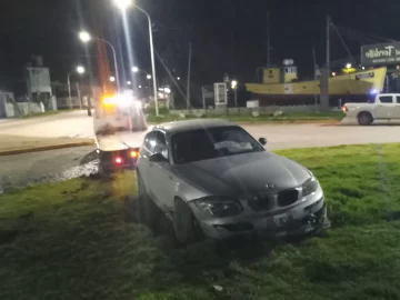 A alta velocidad, perdió el control del auto y terminó arriba de la rotonda de 59 y 10