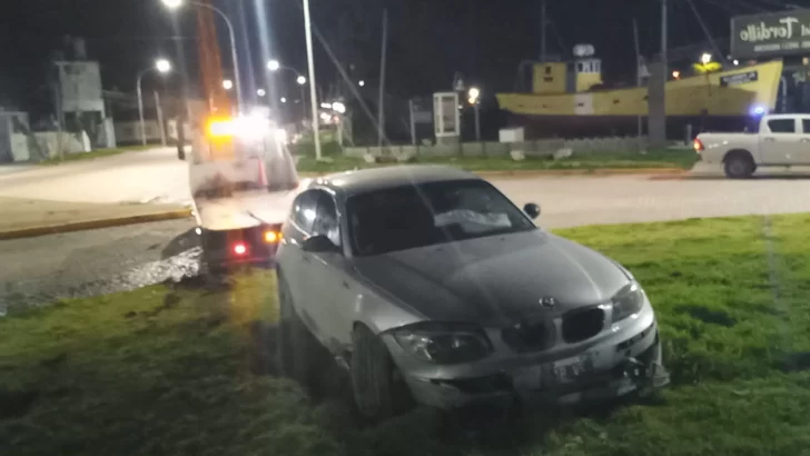 A alta velocidad, perdió el control del auto y terminó arriba de la rotonda de 59 y 10