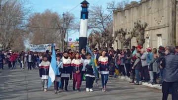 170 años de Quequén:  Se realizó el acto protocolar y comenzó el desfile