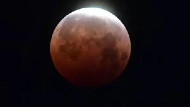 Los cielos de septiembre nos sorprenderán con un eclipse lunar parcial y una superluna