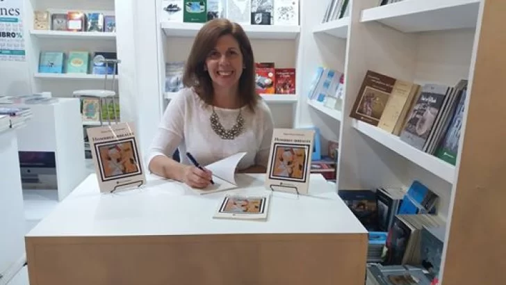 Escritora necochense presenta su nuevo libro en las oficinas de Turismo