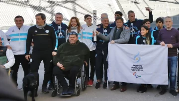 La Selección de Para Atletismo antes de viajar a París: regalos para los niños y despedida del Gobernador