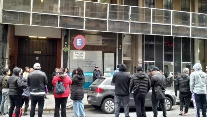 Ruidosa protesta de trabajadores del Puerto en el Ministerio de Trabajo