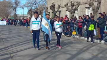 Los atletas paralímpicos formaron parte del desfile por el aniversario de Quequén