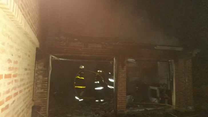 Incendio en una vivienda: Bomberos trabajaron arduamente para controlarlo