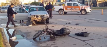 Fuerte choque en 59 y 98: un motociclista terminó hospitalizado