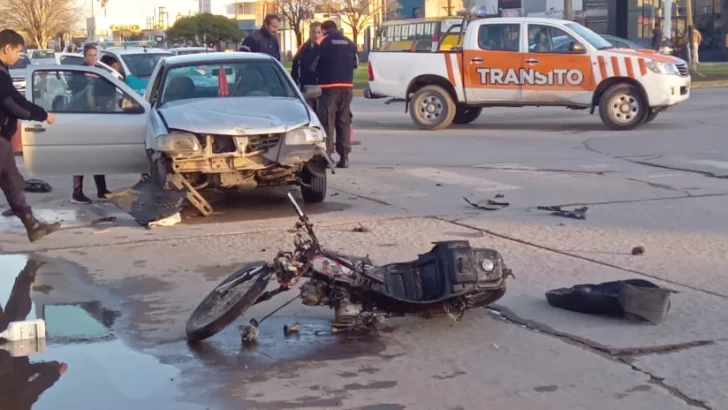 Fuerte choque en 59 y 98: un motociclista terminó hospitalizado