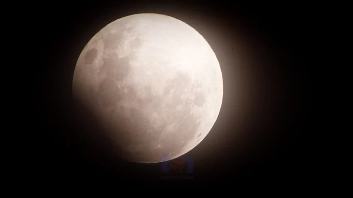 Así se vio anoche el eclipse desde Necochea