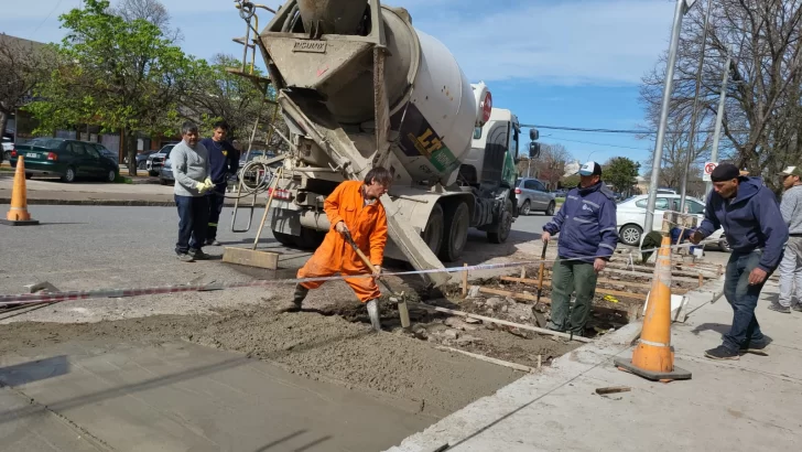 Avanzan las labores de reparación de la vereda de la comisaría primera