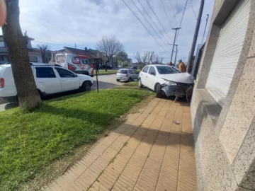 Una mujer en estado de ebriedad se chocó una casa en Quequén