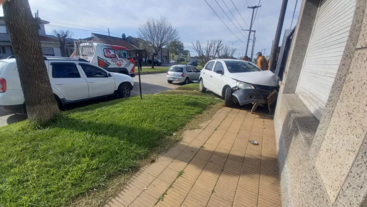 Una mujer en estado de ebriedad se chocó una casa en Quequén