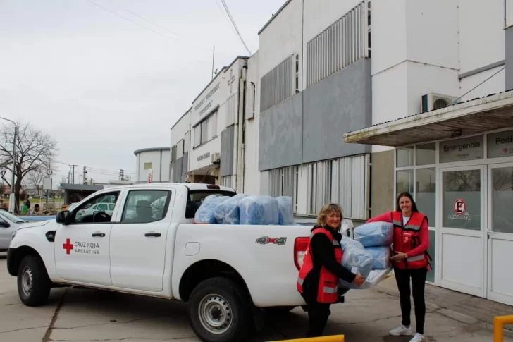 Cruz Roja entregó mil kits de protección paciente-personal al Hospital Ferreyra