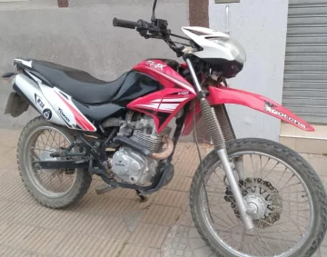 Robaban una moto, pero cuando vieron a la policía la dejaron tirada y se dieron a la fuga