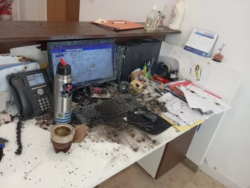 Así quedó la oficina donde explotó el paquete sospechoso enviado a Pino en La Rural