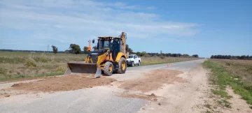 Realizan nuevo bacheo en el camino Lobería – El Moro – Las Nutrias