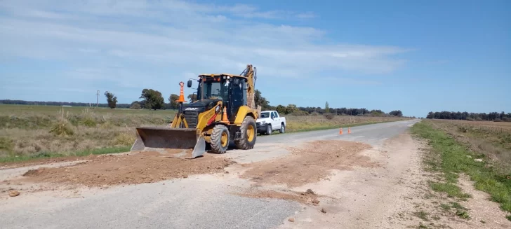 Realizan nuevo bacheo en el camino Lobería – El Moro – Las Nutrias