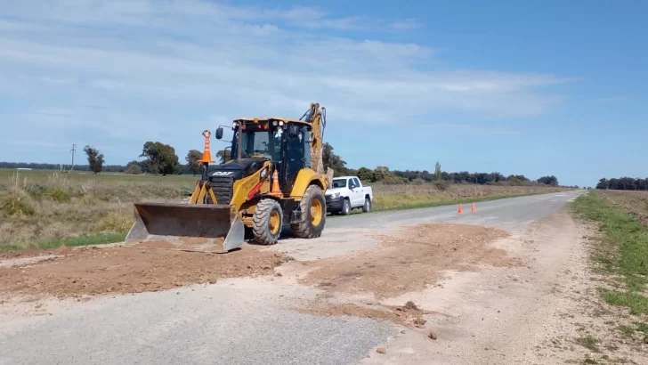 Realizan nuevo bacheo en el camino Lobería – El Moro – Las Nutrias