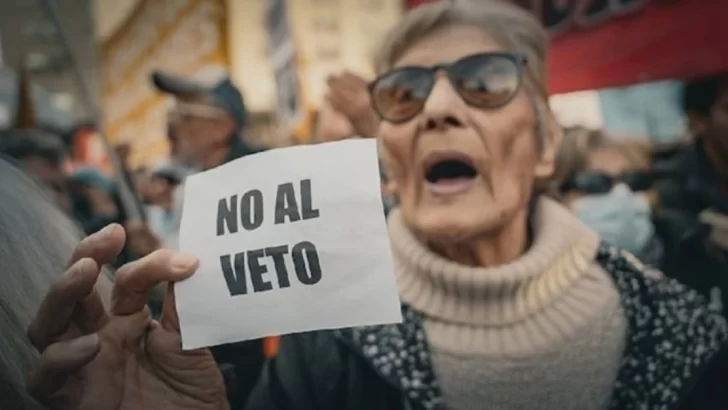 Marchan en rechazo al veto del presidente a la reforma jubilatoria