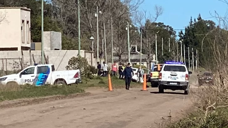 Perdió el control del auto y chocó contra el paredón de una vivienda