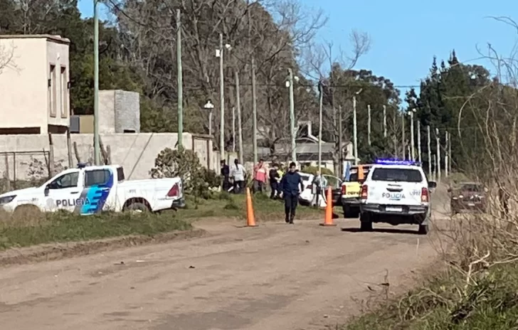 Perdió el control del auto y chocó contra el paredón de una vivienda