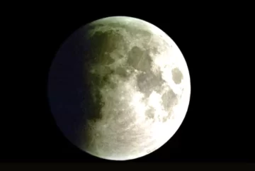 A qué hora es el eclipse lunar en la Argentina hoy