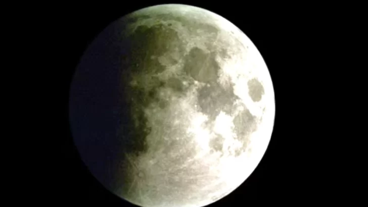 A qué hora es el eclipse lunar en la Argentina hoy