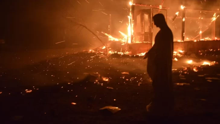 La impactante imagen de una Virgen que quedó intacta después de que el fuego destruyera una iglesia en Córdoba