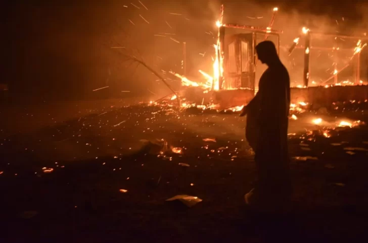 La impactante imagen de una Virgen que quedó intacta después de que el fuego destruyera una iglesia en Córdoba