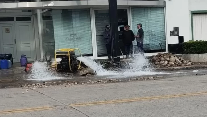 Falta presión de agua en sectores de la ciudad y en algunos colegios suspendieron las clases