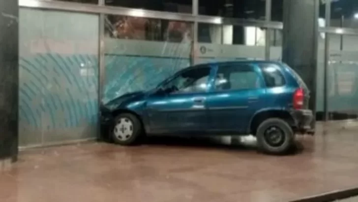 Le negaron un crédito y estrelló el auto contra la sucursal del Banco Nación