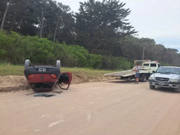 Volcó un auto en la avenida 2