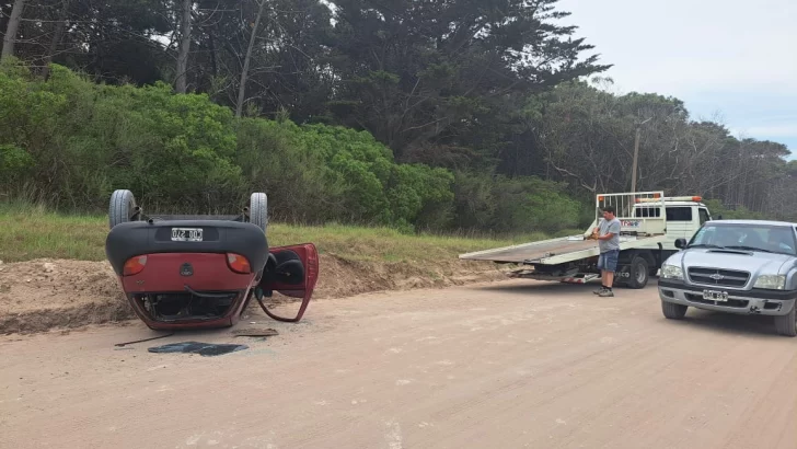 Volcó un auto en la avenida 2