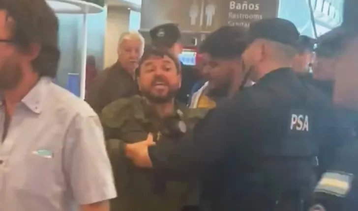 Juan Grabois fue escrachado en el Aeropuerto de Ezeiza y reaccionó: “¿A quién le robé?”