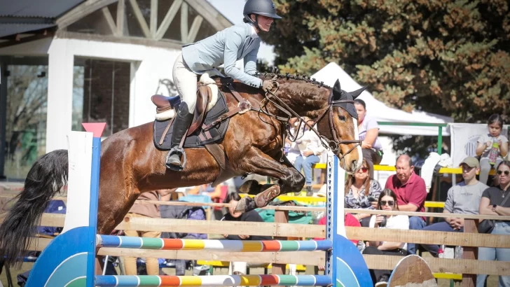 La necochense Lourdes Bermúdez fue subcampeona en el Zonal de Equitación