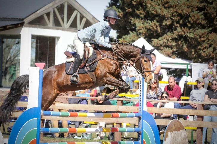 La necochense Lourdes Bermúdez fue subcampeona en el Zonal de Equitación