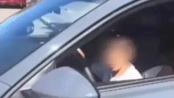 Video: un niño manejó un auto de alta gama en las calles de Mar del Plata