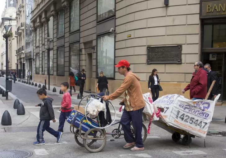 El índice de pobreza aumentó al 52,9% al término del primer semestre, informó el Indec