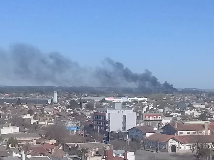 Una densa nube de humo pasa por la ciudad