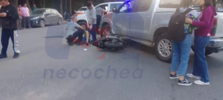 El conductor de una moto se quebró la pierna al chocar con una camioneta