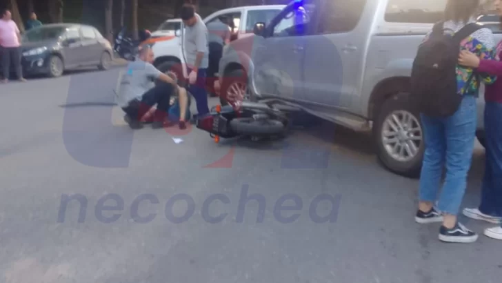 El conductor de una moto se quebró la pierna al chocar con una camioneta