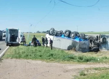 Espectacular vuelco de camión en la Ruta 3: el conductor resultó ileso de milagro