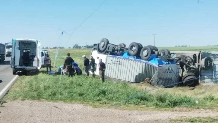 Espectacular vuelco de camión en la Ruta 3: el conductor resultó ileso de milagro