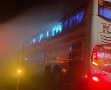 Un colectivo Plusmar chocó de atrás a un auto en Ruta 2. Había pasajeros de Necochea