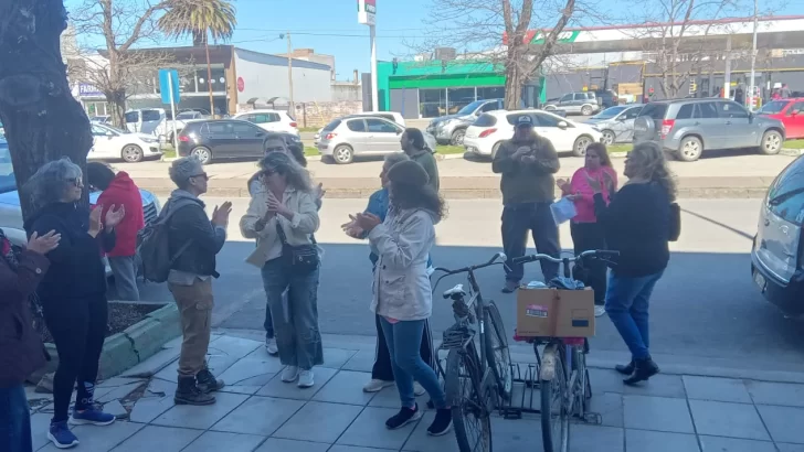 Un grupo de vecinos reclamó por el aumento de la tarifa eléctrica