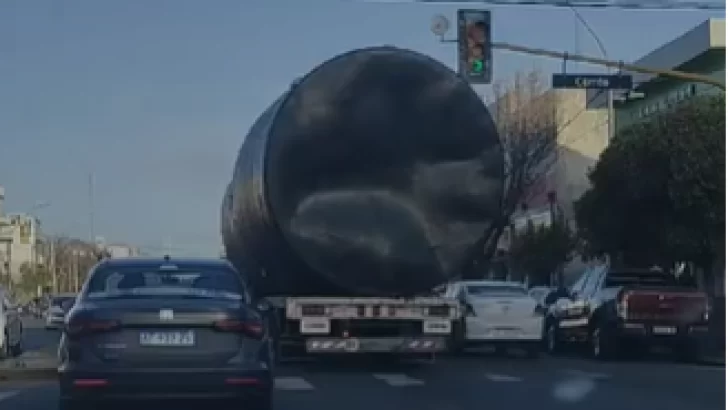 Camionero que transportaba grandes tanques dañó señales de tránsito y destrozó un semáforo