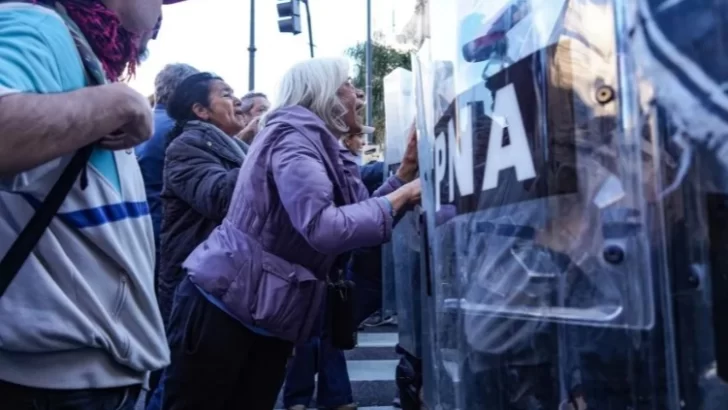 “Duros con los jubilados y con los niños, y genuflexos con los poderosos”