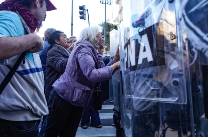 “Duros con los jubilados y con los niños, y genuflexos con los poderosos”