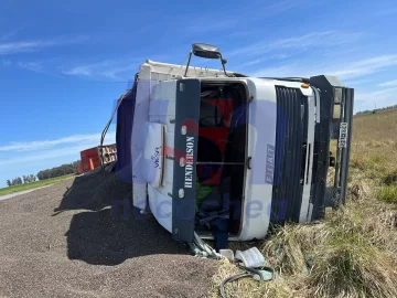 Volcó un camión en ruta 228