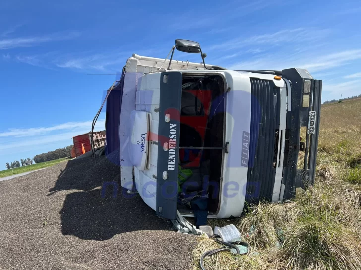 Volcó un camión en ruta 228